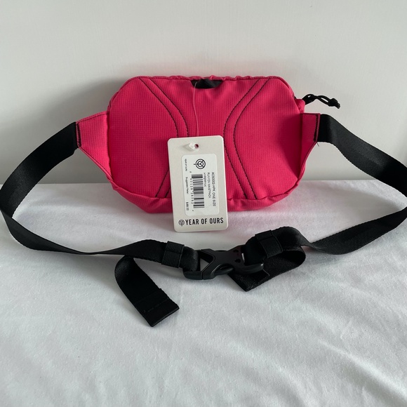 Year of Ours Runyon Waistpack Fanny Hip Bag in Hyperpink Pink - Picture 5 of 8